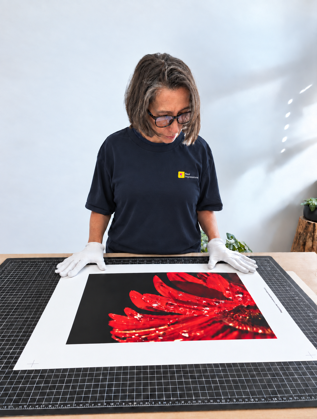 Inspección cuidadosa de una impresión Fine Art en el estudio de Real Impressions